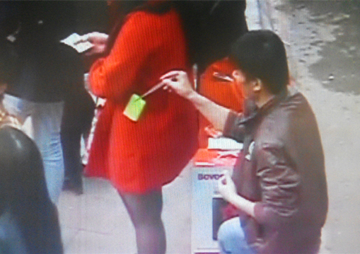 男子盯上18歲女子，鑷子偷走衣袋手機(jī)