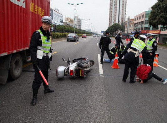 節后春運盯得緊，民警寒天中把好出行關