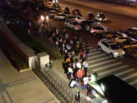 順德家長熬夜排隊“搶”民辦小學學位