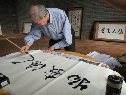 赤誠之心念故土，美籍書法家杏壇設展