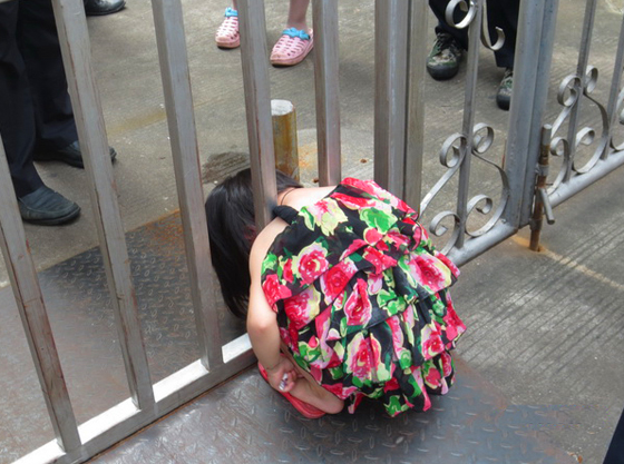 驚險！小妹妹的頭卡進了鐵欄里出不來了