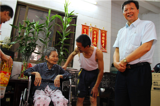 慈善暖心，一輛輪椅讓91歲阿婆唱起了歌