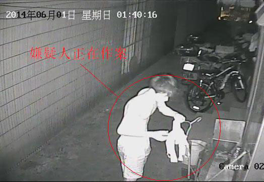男子空虛寂寞，趁夜深偷盜女性內(nèi)衣