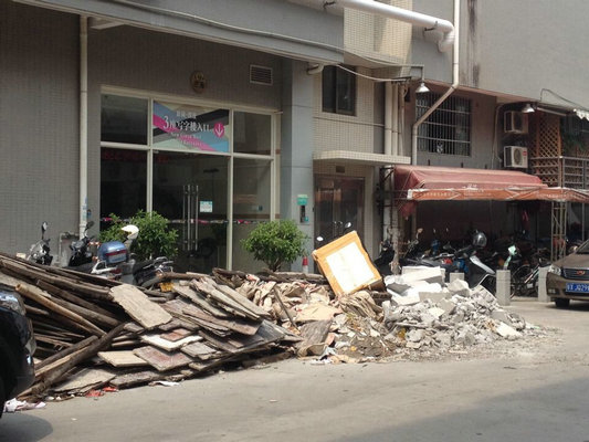 建筑垃圾擋路，居民出行停車成問題