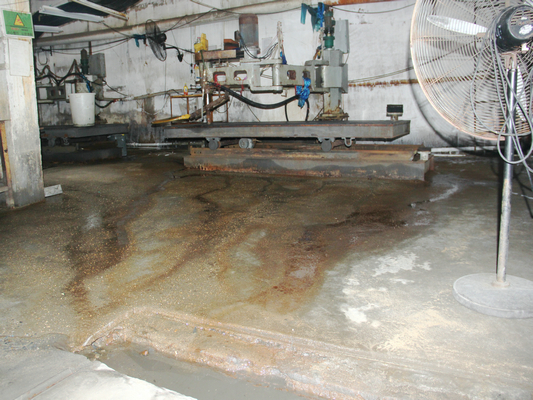 陳村：企業(yè)違法排污，水泥地竟被腐蝕