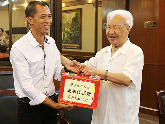 大良熱心人士自產2000斤大米送困難家庭