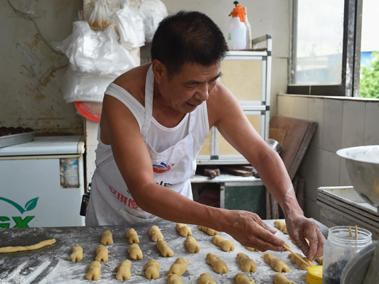 老人的中秋情懷：一種豬仔餅做了40年