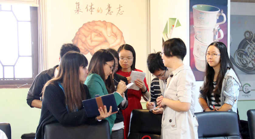 公眾代表在休息時間接受媒體采訪