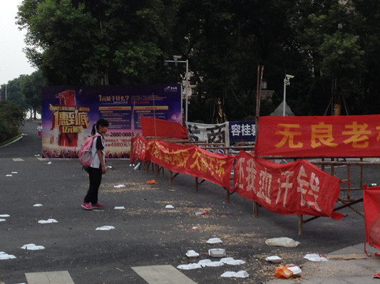 容桂樓盤欠薪，工人將小區“關禁閉”！