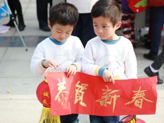圖寫揮春：孖仔為外公的揮春做“模特”