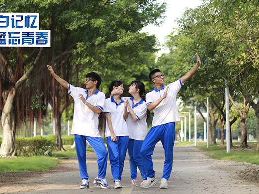 大學生擺花市？不！他們曬的是青春！