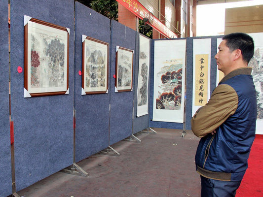 龍江：生日會辦畫展，慈善拍賣鄉情濃