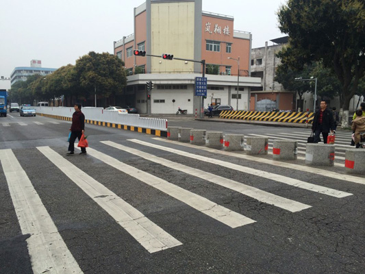 鳳翔小學路口裝上“生命護欄”，妥妥的