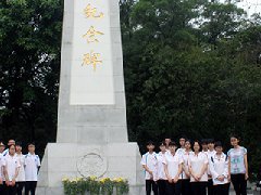 清明節前，學生到鳳嶺公園掃墓祭先烈