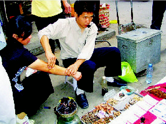 “街頭賣藥”騙人后逃走，故技重施被抓