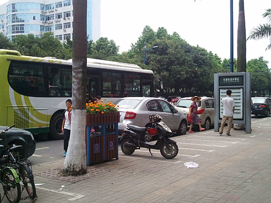 公交站給工地“讓路”，難了乘客上下車