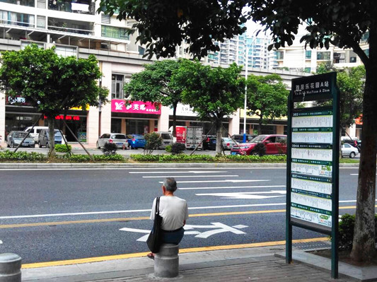 公交車亭無雨棚，部門：有商鋪阻撓