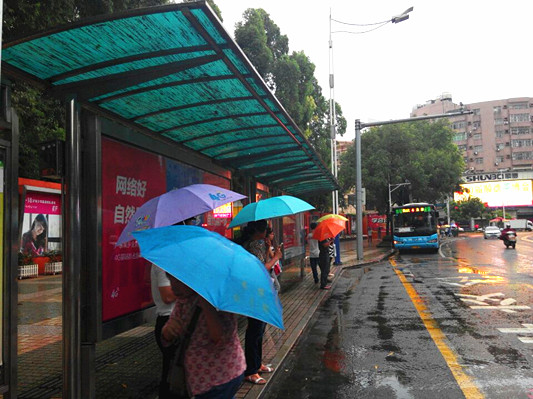 站亭簡陋市民怨，占地改造商鋪又不讓