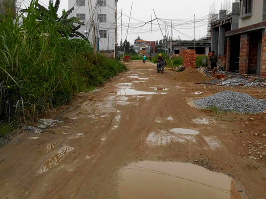 路“坑”人電線亂搭，南沙小學很揪心！