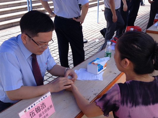 杏壇：專家義診進(jìn)社區(qū)，惠民服務(wù)送到家