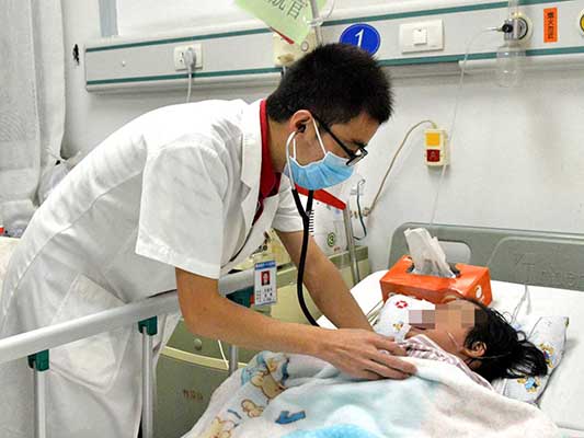 幼兒突發手足口病，30小時搶救轉危為安