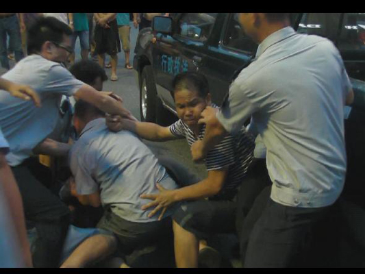 小販屢教不改還毆打執法人員，4人被拘　