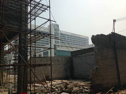 新醫(yī)院旁邊違建工廠還了得，查處！