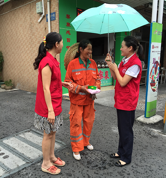 醫院志愿者有心了，給路邊清潔工送禮物