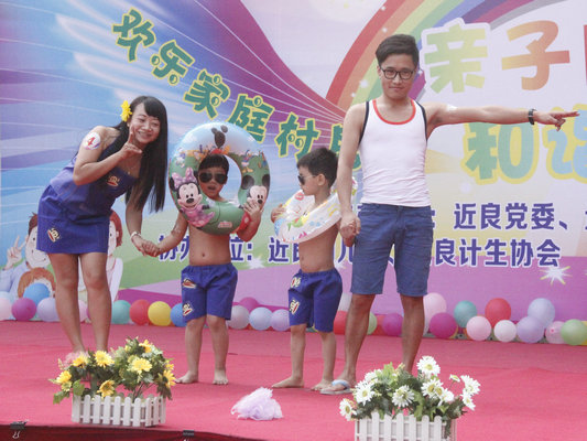爸爸走上舞臺，父子成了“鎧甲戰士”