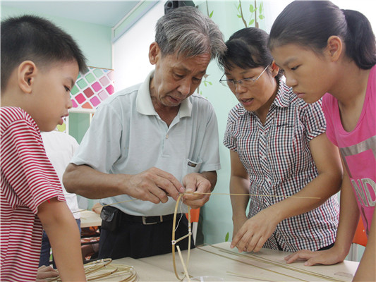 順德69歲老手藝人，魚(yú)燈一扎就是40多年
