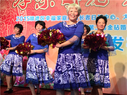 大良：看表演收禮物，600位長者開心過節