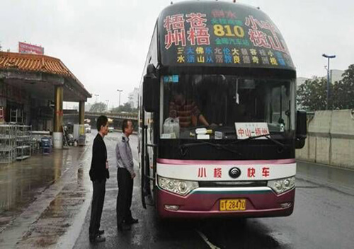 樂(lè)從：冒雨執(zhí)法，查處5輛違法違規(guī)客車