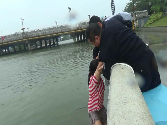 愛狗掉河里了，主人“為狗”不慎墜河