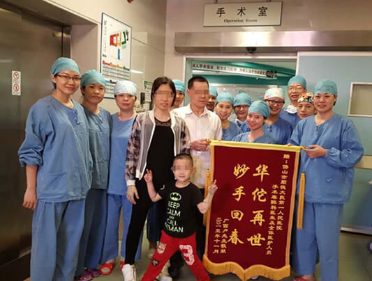 一家三口被火燒傷，一年后他們笑著出院