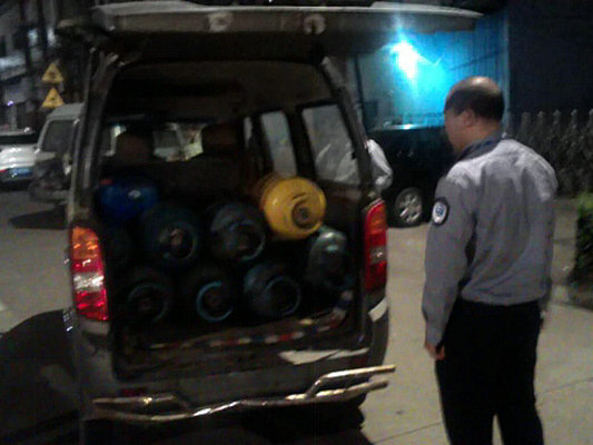 非法運(yùn)輸裝了8個(gè)液化氣瓶，扣車沒(méi)商量