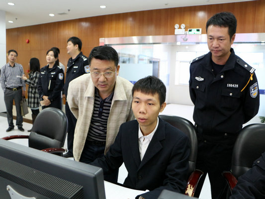 交警工作做得怎樣？代表們走一走評一評