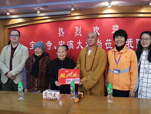 寶林寺大師變“圣誕老人”，為長者送禮