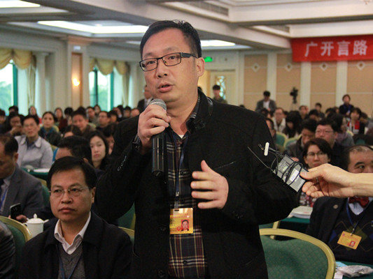 政協委員有備而來，紛紛“搶嘜”建言