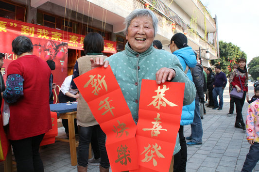 翰墨飄香！喜獲春聯(lián)的街坊送甘蔗說(shuō)“掂過(guò)碌蔗”