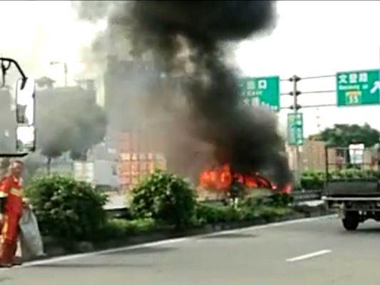 嚇死寶寶了！陳村一小車自燃燒成空殼