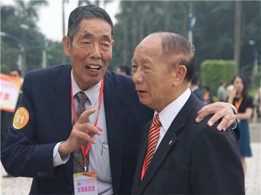 海內外鄉親相聚的場面：歡樂、熱情、溫馨