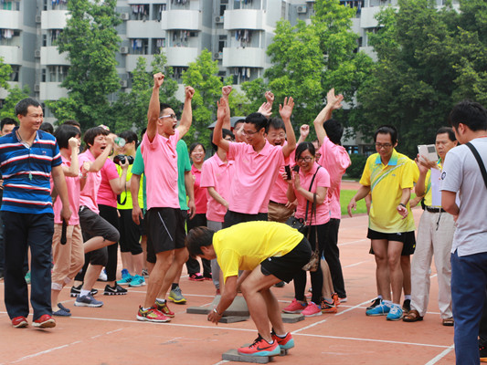 趣味運動會中，老師們“變小孩”啦！
