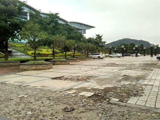 注意 行政服務中心西座停車場要改造