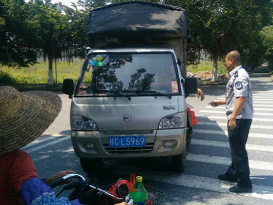 杏壇：暴力抗法，小販駕車(chē)撞傷城管