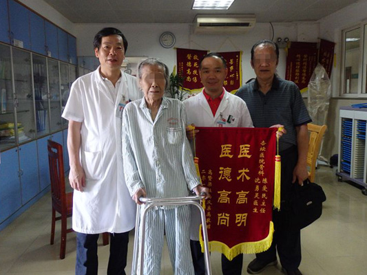 杏壇92歲自梳女意外骨折，家門口治好了