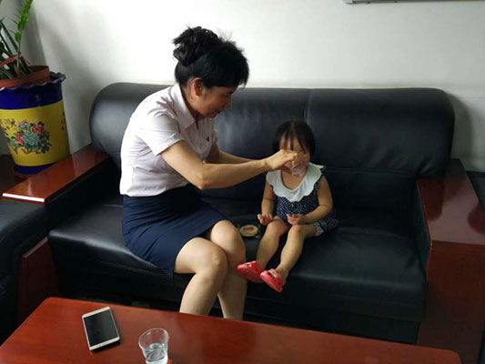 粗心媽媽遺失女孩細心主任尋回親人