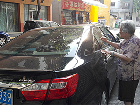 摩托車(chē)小車(chē)亂停放，老奶奶說(shuō)還我家門(mén)口