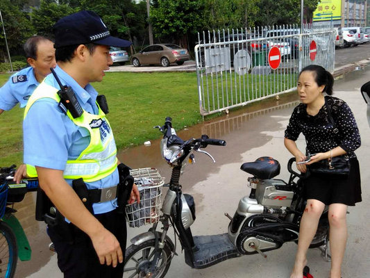 陳村：摔倒致拇指骨折，幸遇貼心民警　