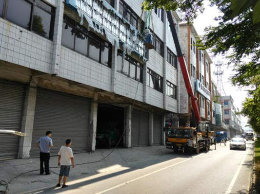 凈化城市環(huán)境，陳村拆除5個高空廣告