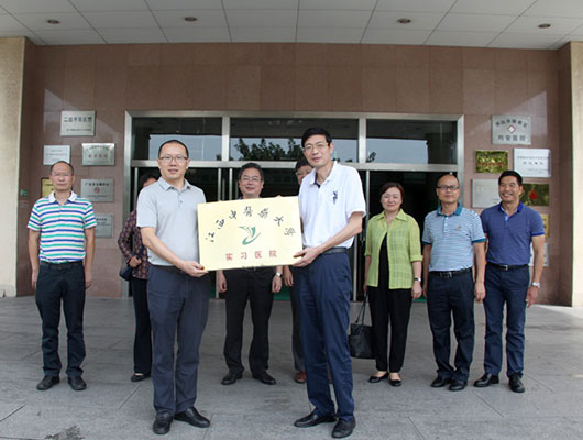 江西中醫藥大學校長點贊均安醫院工作